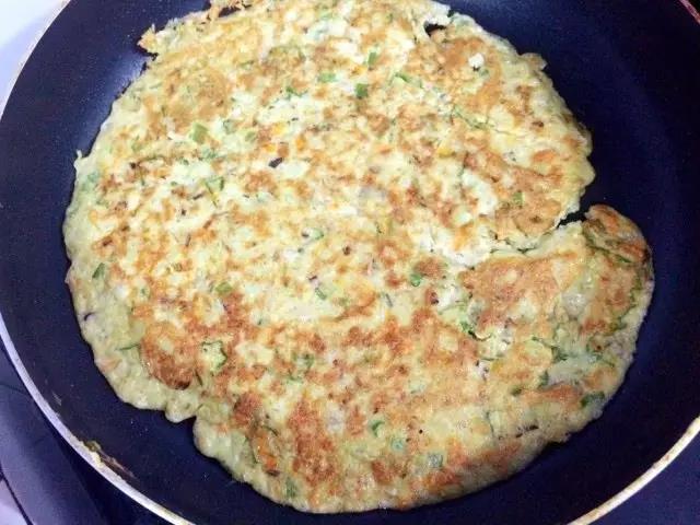 两面煎至金黄色，用模具按压出图案，装盘。