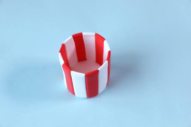 步骤3：按照上图的样子组合起来做成桶状。