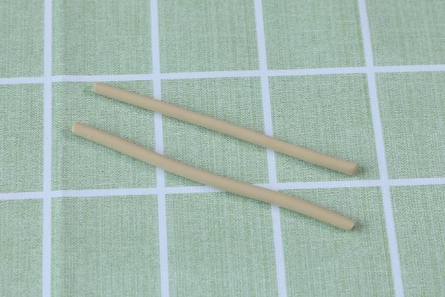 步骤2：接着用棕色粘土揉两根细条。
