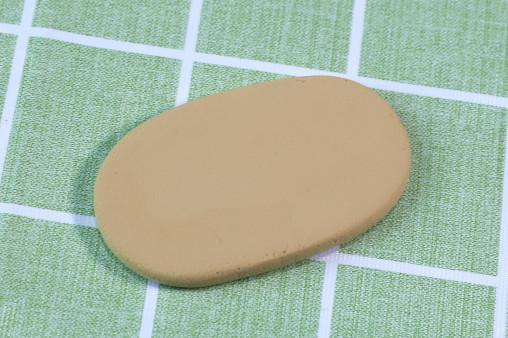 步骤1：首先用棕色粘土做一个椭圆形。