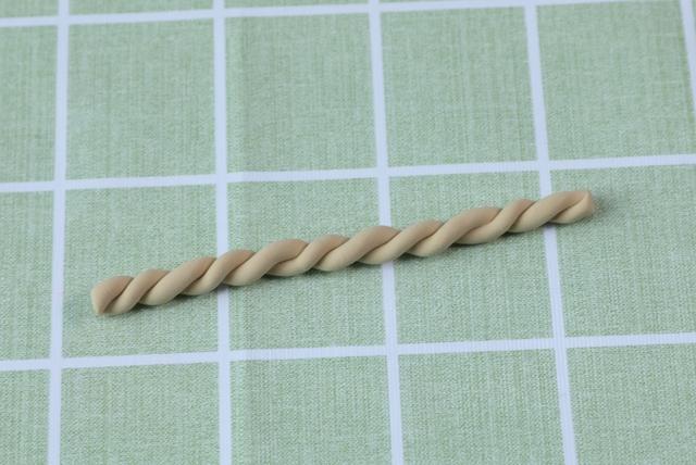 步骤3：把两根细条放在一起拧成麻花形。