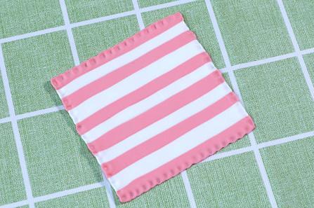 步骤6：粘到一起做成餐布的样子，记得边缘要用工具压一下，压出褶皱的感觉。