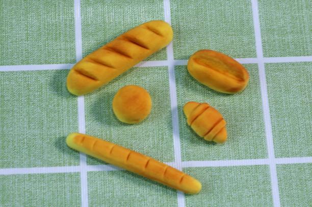 步骤9：给面包涂上色粉，这样就更逼真了。