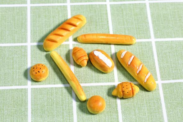 步骤10：点缀上芝麻或者奶油等，涂上一层水性亮油，这样面包就做好了。