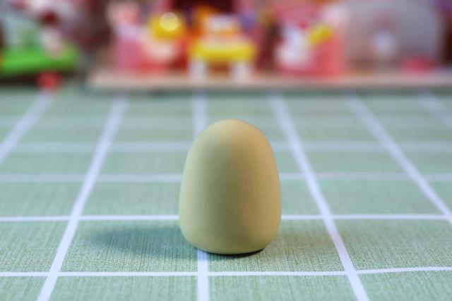 步骤1：首先用淡黄色粘土做出小鼹鼠的身体