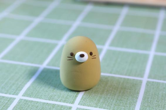 步骤2：然后做出眼睛鼻子和嘴巴，还要画出小胡须。