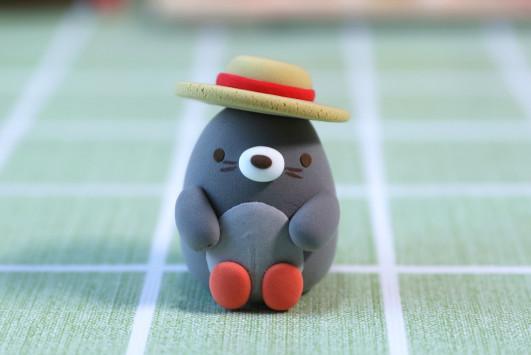 步骤10：最后用淡黄色粘土做一顶小帽子戴在小鼹鼠头上就可以了。