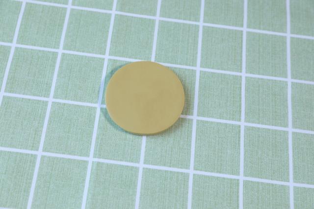 步骤1：首先用棕色粘土做一个薄薄的圆饼。