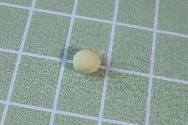 步骤5：下面开始做小狮子造型的笼包了，首先用淡黄色粘土揉一个圆球。