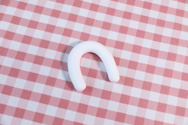 步骤1：首先我们用白色粘土揉一根长条。