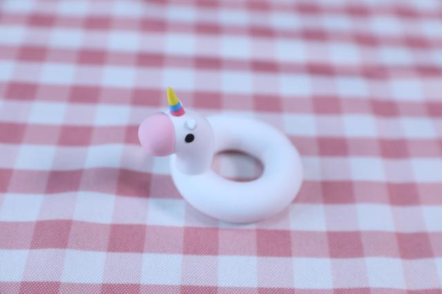 步骤4：用黄色、蓝色、红色粘土做出独角兽的角。黑色粘土做出眼睛，白色粘土做出耳朵。