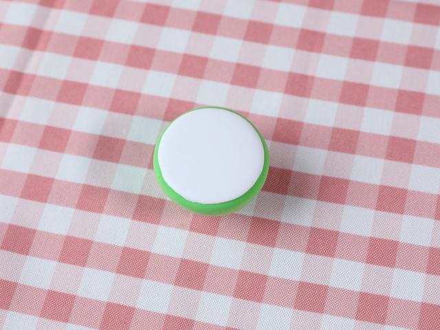 步骤2：用白色粘土做圆片覆盖在上面。