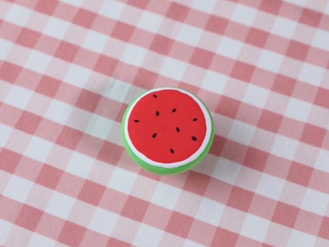 步骤4：用黑色粘土做一些西瓜子粘上。