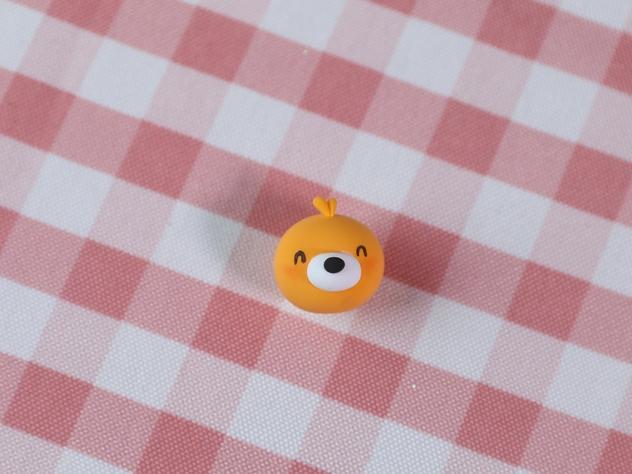 步骤6：做出嘴巴部分，粘上鼻子和眼睛，头顶粘上一撮毛发。