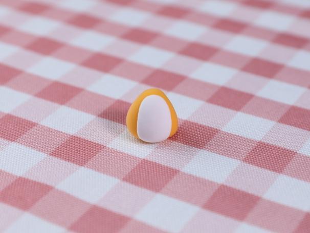 步骤8：用姜黄色粘土做出身体，白色粘土做肚皮。