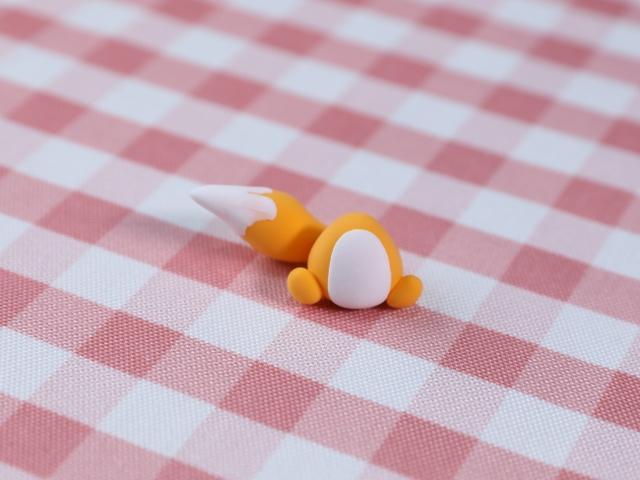 步骤9：做一条毛茸茸的大尾巴粘在后面，然后做两个小圆球作为双腿粘好。