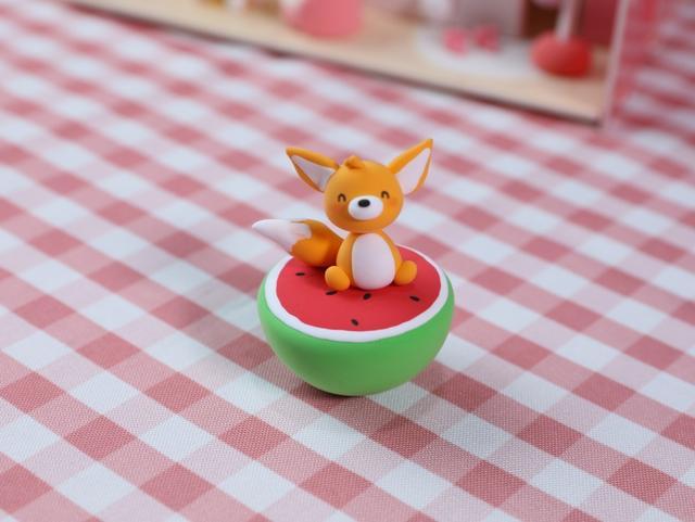 步骤10：把小狐狸的头部和身体粘在一起，小狐狸就做好了，然后把它放在西瓜上。