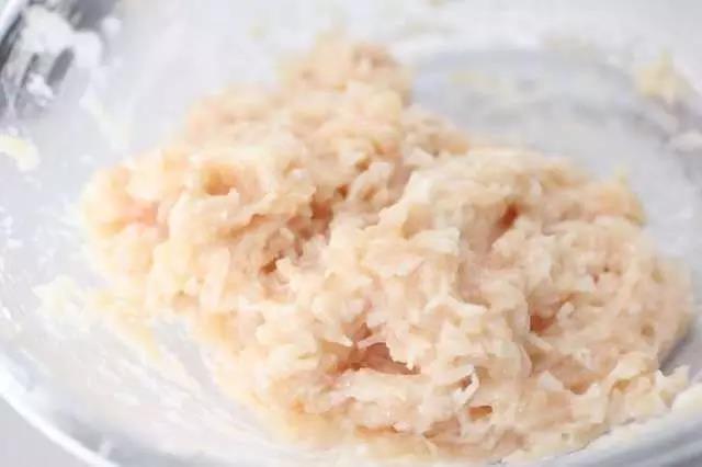 鸡肉、金针菇、淀粉混合搅匀后倒入蛋清调匀。