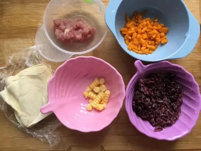 准备食材，南瓜切小丁、瘦肉剁成泥。