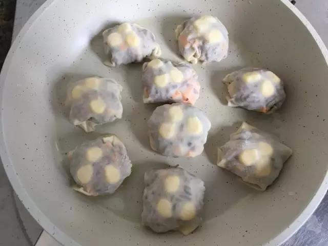 平底锅内抹点油，将包好的饺子折面向下，码放在锅内，小火煎2分钟左右。