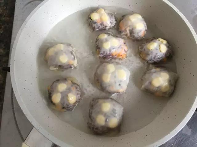 加一些温水与饺子齐平，小火煮至水收干，锅里有微微的吱吱声，就可以起锅了。