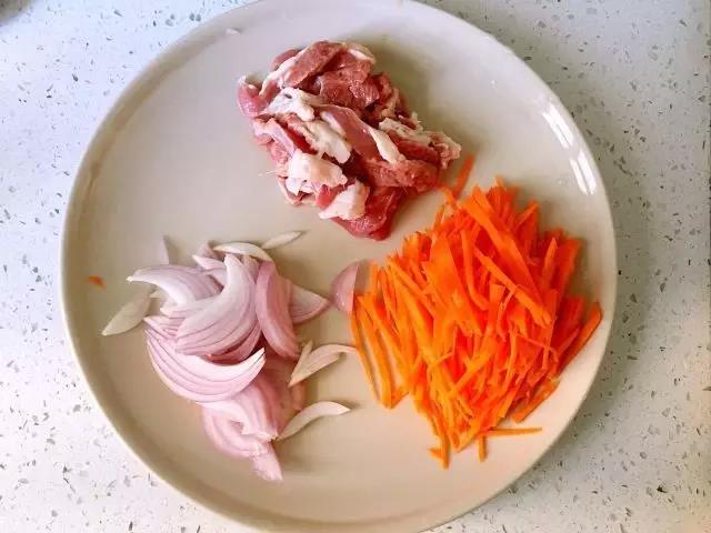 羊肉切成小块，胡萝卜洋葱切丝。