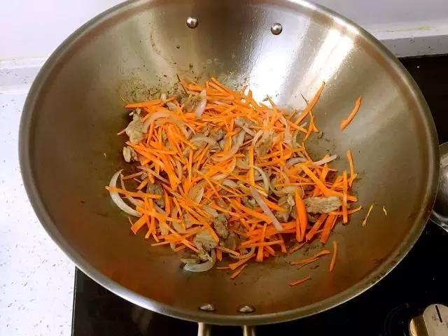 洋葱炒软后加入胡萝卜继续翻炒。