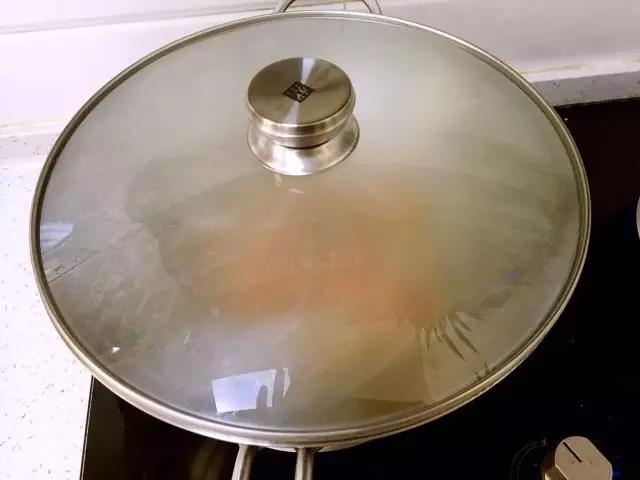 胡萝卜变软时加水，加盖烧开煮10分钟。