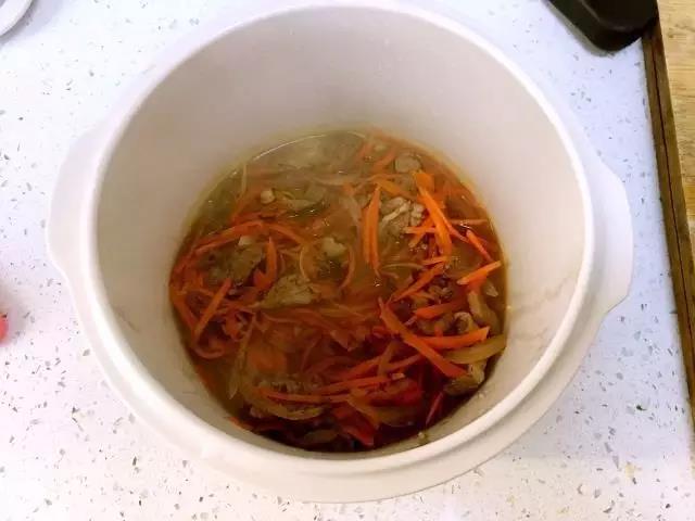 将锅里的肉菜连汤一起倒入炖盅。