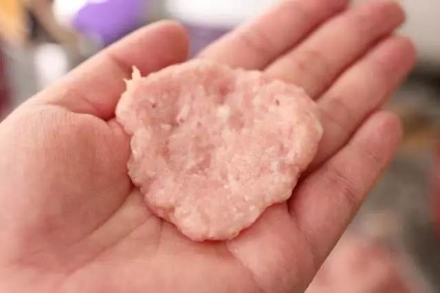 把打好的肉糜分成11份，每份20克，取一个团成球状再压成饼。