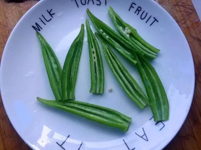 挖去中间的秋葵籽。