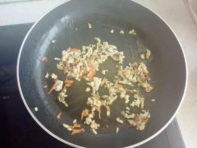 第5步：加入小白菜翻炒。