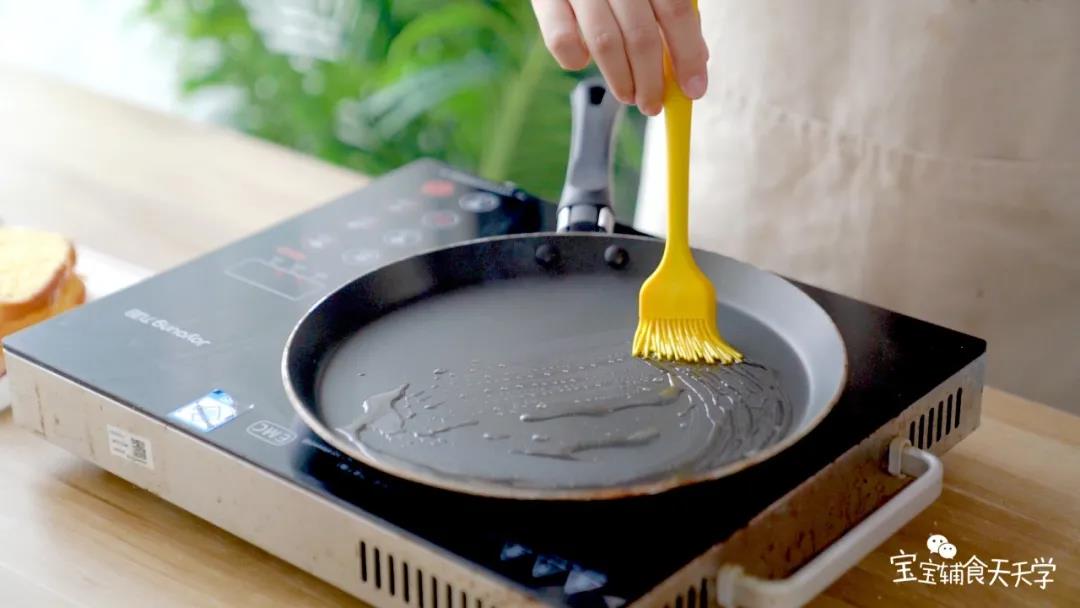 锅中倒入适量热炒油，吐司下锅煎至表面凝固