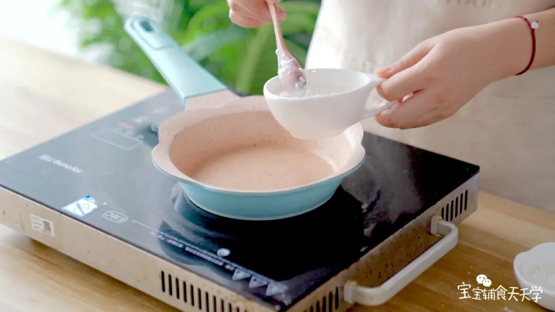 面粉和牛奶搅拌均匀