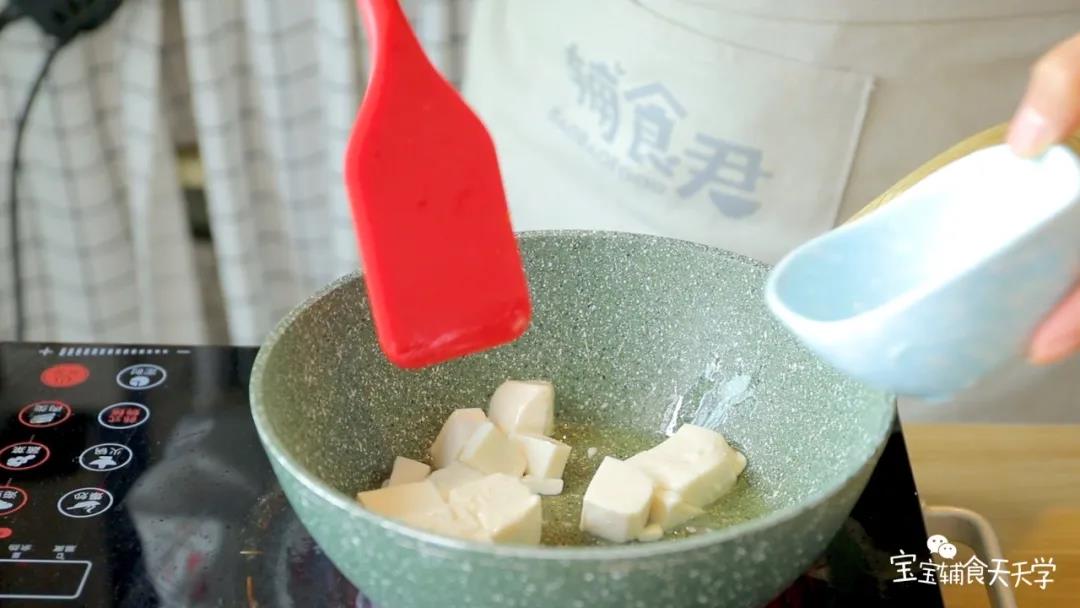 冷锅下油，放入豆腐煎至两面金黄捞出