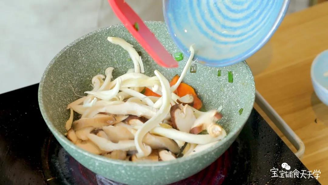 再放入菌菇翻炒出汁