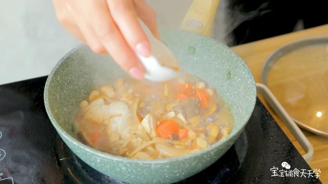 最后，放入虾皮粉和葱花即可