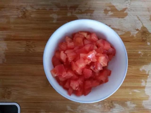 番茄去皮后切小块。