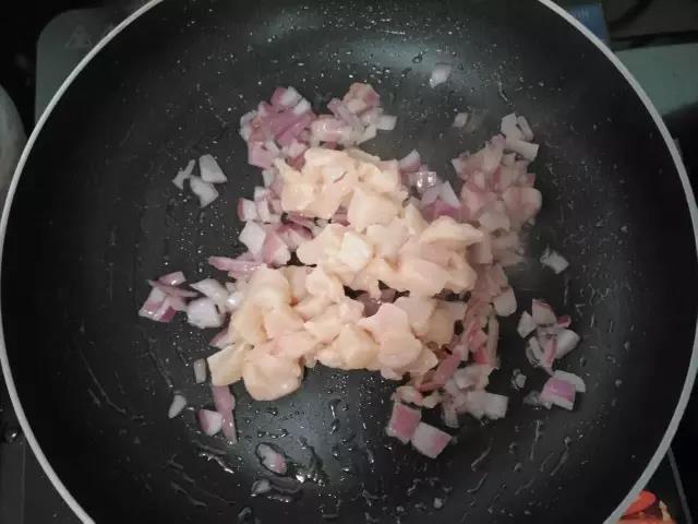 放入鸡胸肉炒熟。