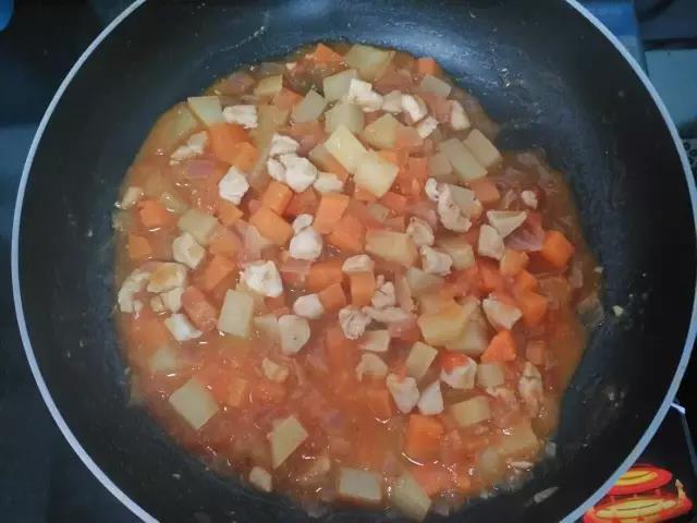 放入番茄，炒软后加少许水，焖煮至汤汁变浓后关火。