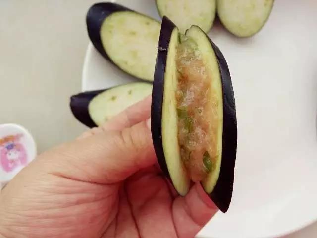 搅匀的馅料塞入茄夹里面。