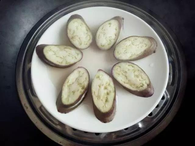 开盖，倒出盘里面的水份，点缀上葱花即可。