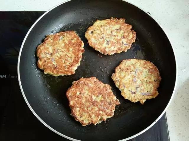 煎至两面金黄熟透即可。