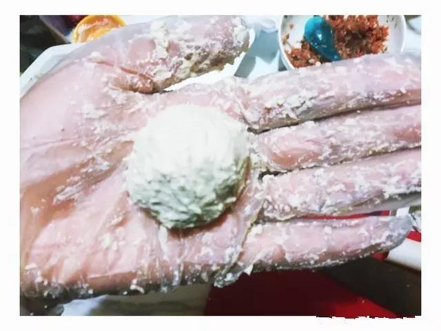 把肉馅包起来，搓成圆球。