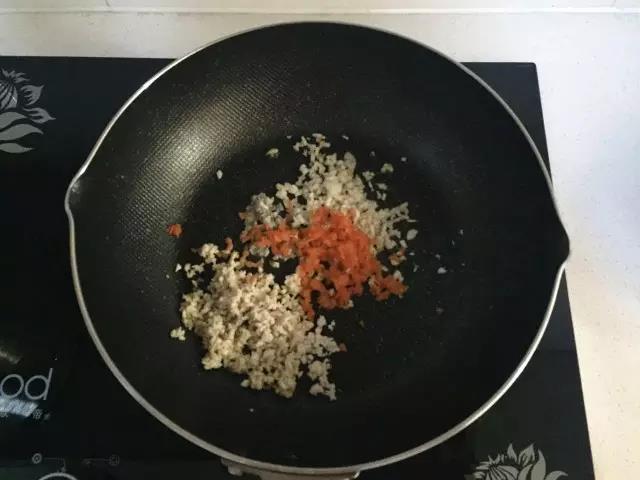 锅中倒入橄榄油，待油热后放入所有切好的材料翻炒两分钟。