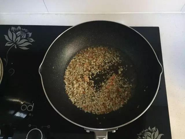 倒入适量水没过食材，防止食材被炒得很干。