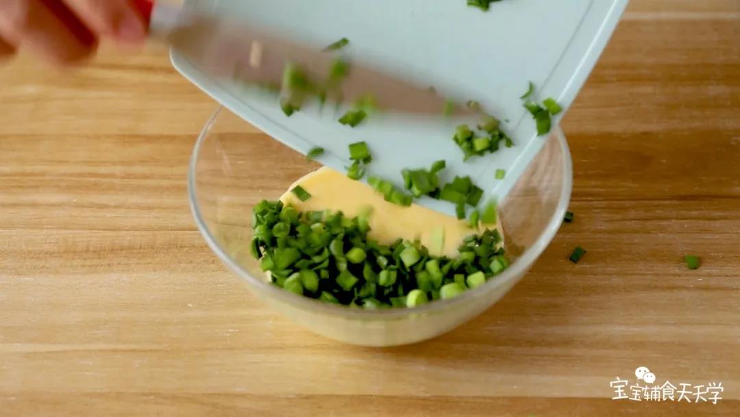 加入韭菜，混合均匀