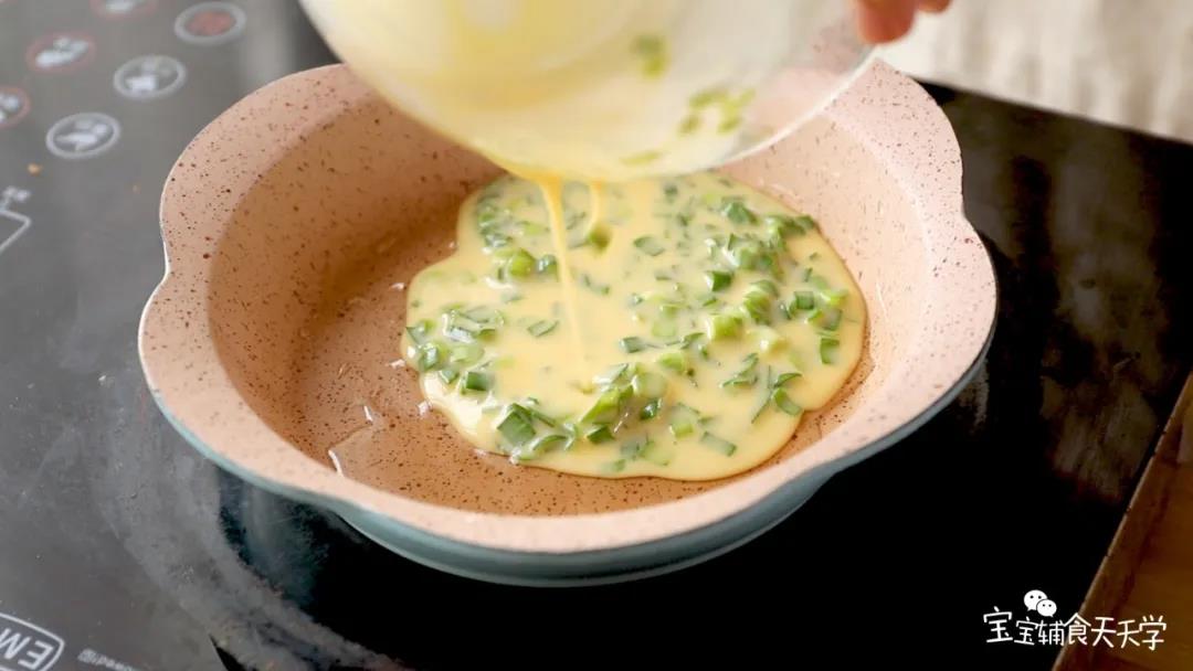 冷锅刷上油，倒入饼糊