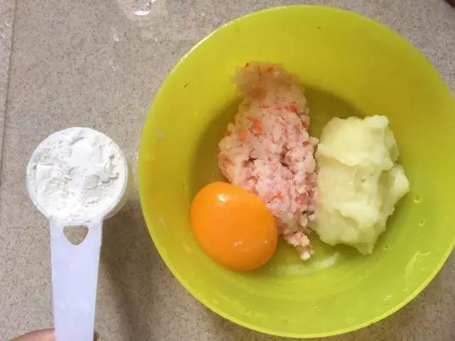 蛋黄蛋清分离，将蛋黄、虾糜、土豆泥混合，加入面粉。