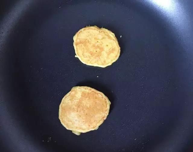 不粘锅刷一层油，用勺子将面糊倒入锅内压成饼状，煎至两面金黄即可。